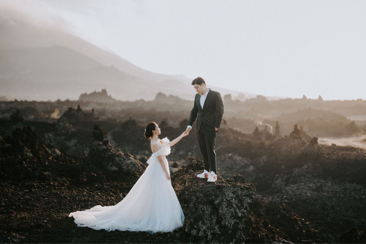 巴厘岛巴都尔火山熔岩地、布兰辛加瀑布、双峭谷和梅拉斯蒂海滩的婚前摄影拍摄  by Cahya on OneThreeOneFour 8