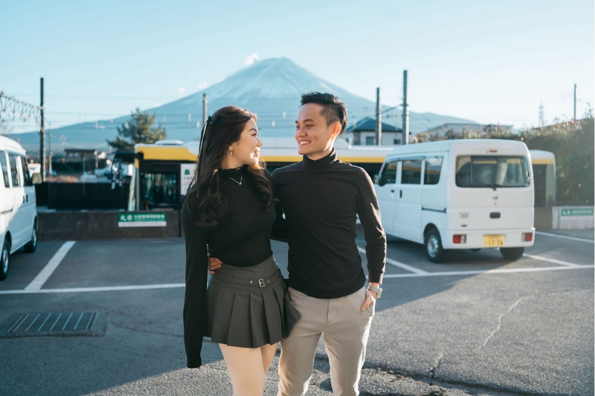 Tokyo Pre-Wedding Photoshoot with Chureito Pagoda, Lake Kawaguchiko, and Lawson Mt. Fuji by Dahe on OneThreeOneFour 17