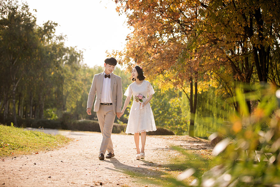 Korea Autumn Pre-Wedding Photoshoot At Hanuel Sky Park by Junghoon on OneThreeOneFour 4