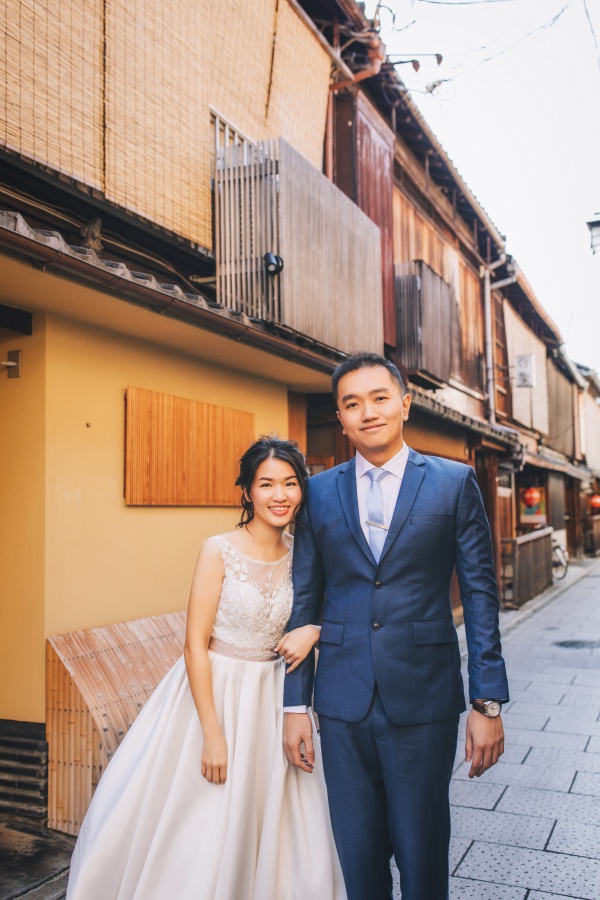 Japan Kyoto Pre-Wedding Photoshoot At Gion District  by Shu Hao  on OneThreeOneFour 5