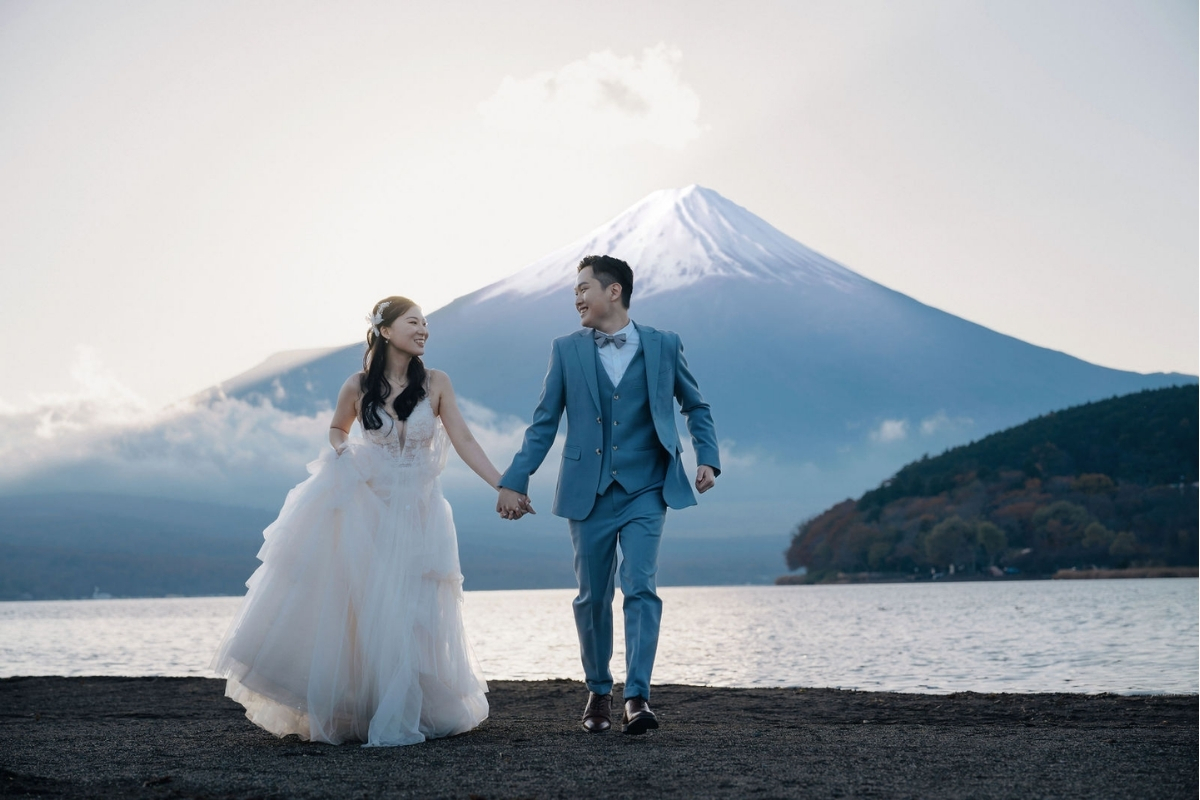 Tokyo Pre-Wedding Photoshoot with Chureito Pagoda, Lake Kawaguchiko, and Lake Yamanaka by Dahe on OneThreeOneFour 21