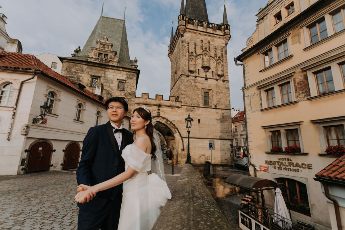 布拉格婚前拍攝地點包括舊城廣場、伏爾塔瓦河畔、伏亞諾維花園和華倫斯坦花園 by Nika on OneThreeOneFour 6