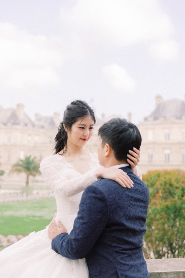 M&Y: Paris Pre-wedding Photoshoot at Pont des Arts and Luxembourg Gardens by Celine on OneThreeOneFour 21