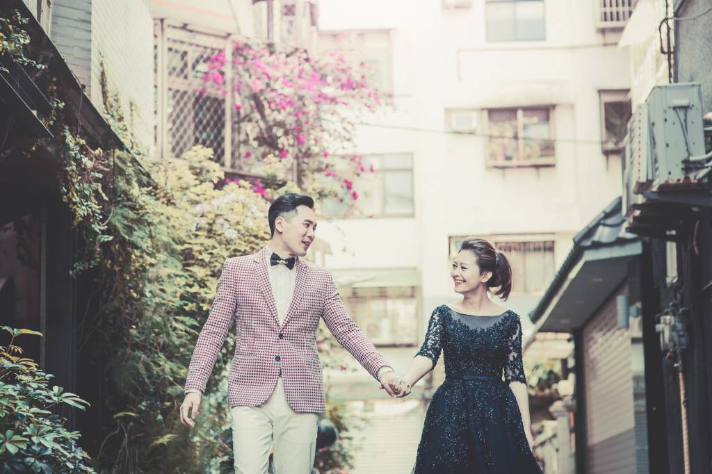 Taiwan Pre-Wedding Photography Package: Photoshoot At Cafe Streets And Coastal Beach  by Doukou on OneThreeOneFour 5