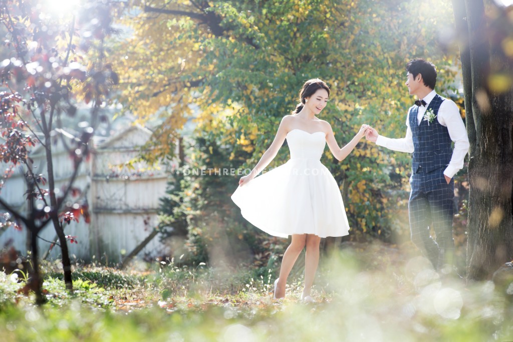 Korean Outdoor Pre-Wedding Photography in Autumn with Yellow and Red Maple Leaves by ePhoto Essay Studio on OneThreeOneFour 10