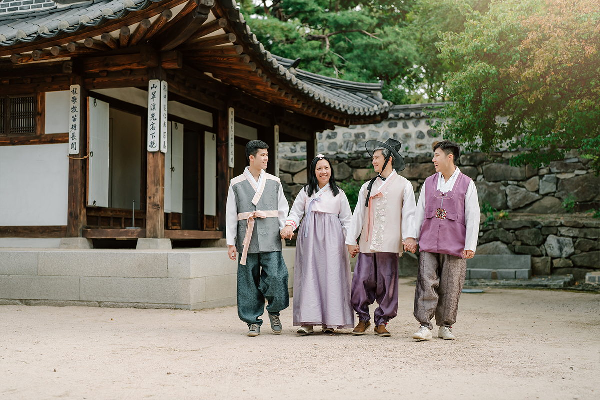 Korea Hanbok Family Photoshoot in Namsangol Hanok Village by Jungyeol on OneThreeOneFour 1