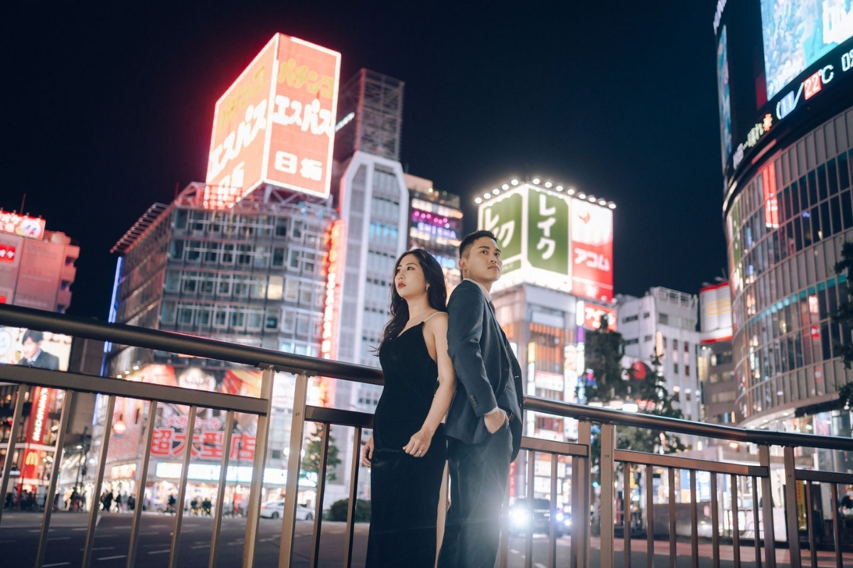 Tokyo Pre-Wedding Photoshoot with Chureito Pagoda, Lake Kawaguchiko, and Shinjuku by Dahe on OneThreeOneFour 31