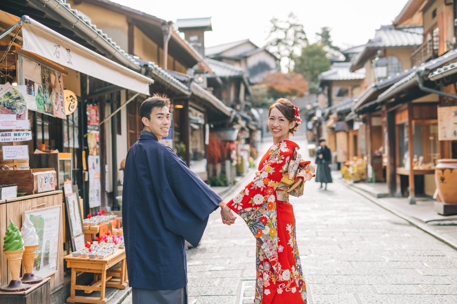 Japan Kyoto Autumn Higashiyama Kimono Prewedding Photoshoot by Shu Hao on OneThreeOneFour 36