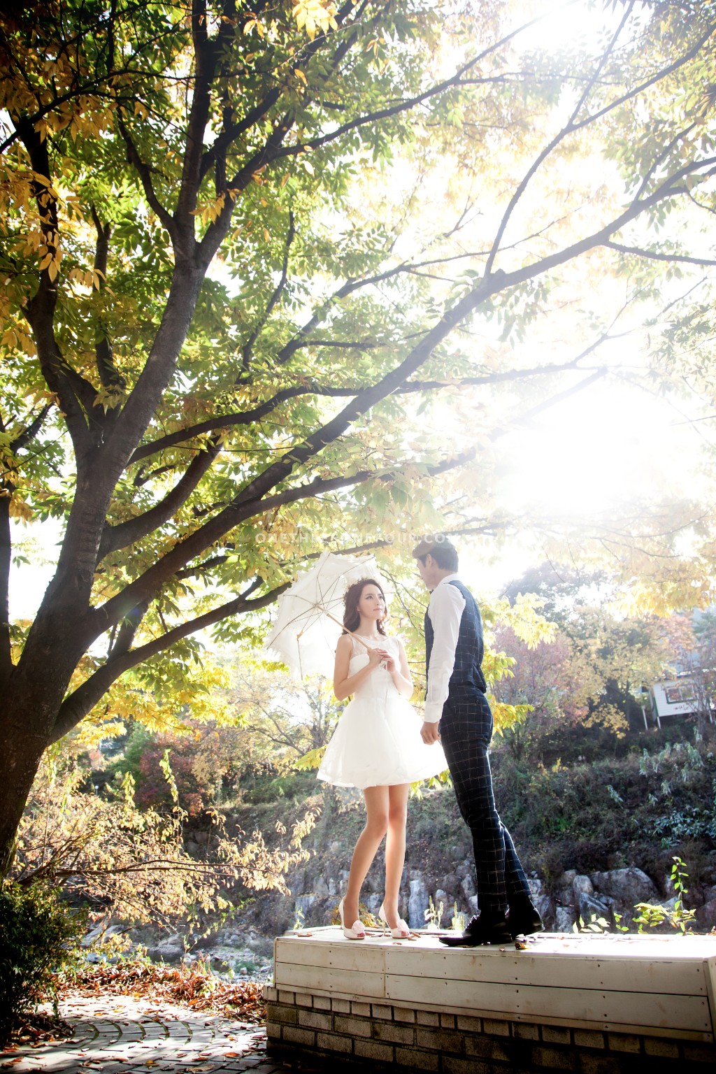 Korean Outdoor Pre-Wedding Photography in Autumn with Yellow and Red Maple Leaves by ePhoto Essay Studio on OneThreeOneFour 19