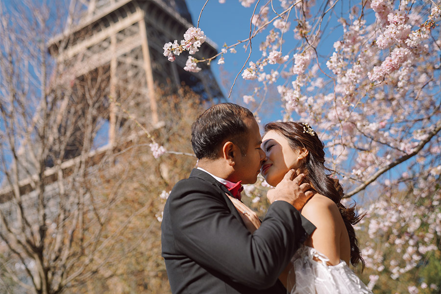 Paris Pre-Wedding Photoshoot with Eiﬀel Tower, Louvre Museum & Arc de Triomphe by Vin on OneThreeOneFour 12