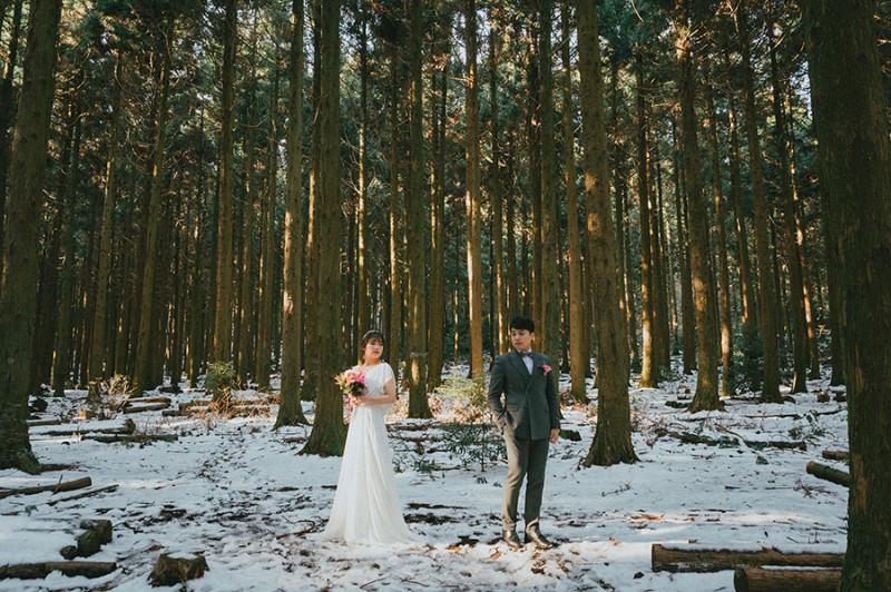 Korea Outdoor PreWedding Photoshoot At Jeju Island During Winter by Gamsung  on OneThreeOneFour 4