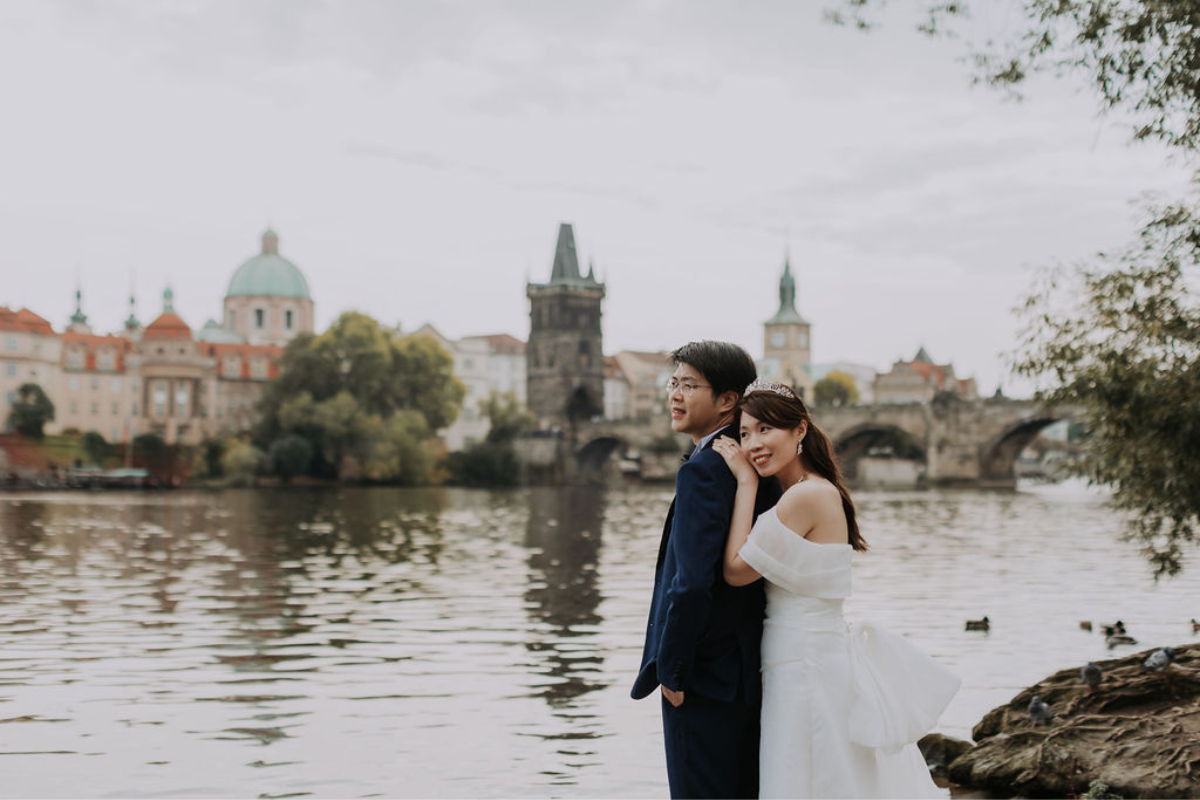 布拉格婚前拍攝地點包括舊城廣場、伏爾塔瓦河畔、伏亞諾維花園和華倫斯坦花園 by Nika on OneThreeOneFour 11