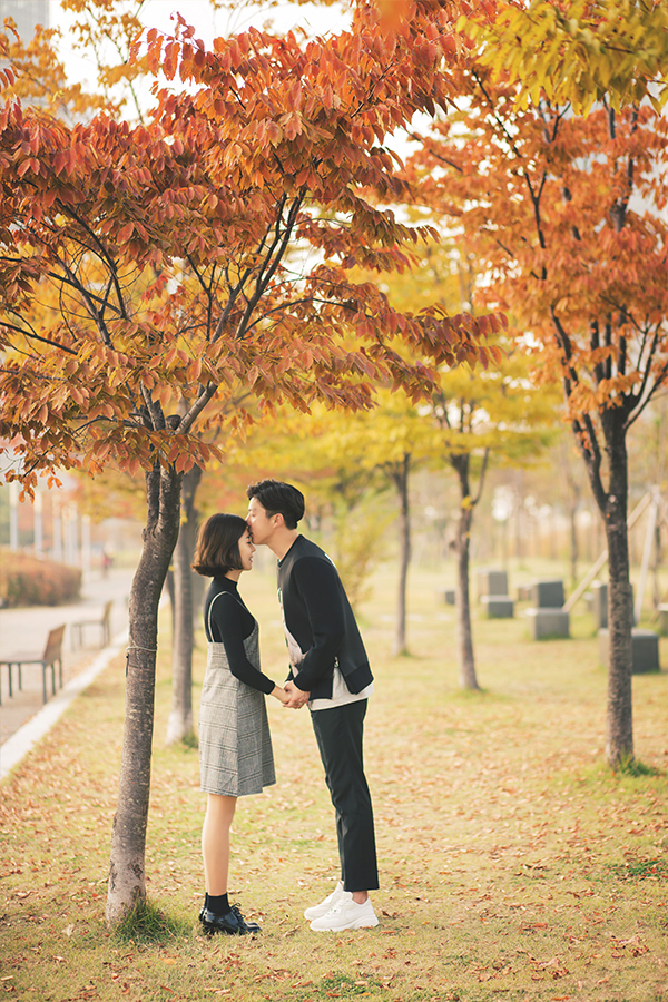 Korea Autumn Casual Couple Photoshoot At Songdo Central Park  by Junghoon on OneThreeOneFour 3