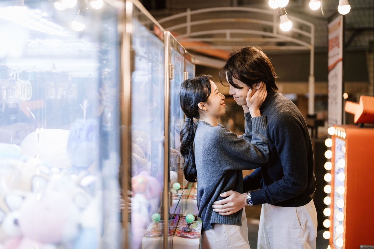 Seoul Autumn Pre-Wedding Photoshoot with Lotte World, Alpaca World, and Hongdae Streets by Jungyeol on OneThreeOneFour 33