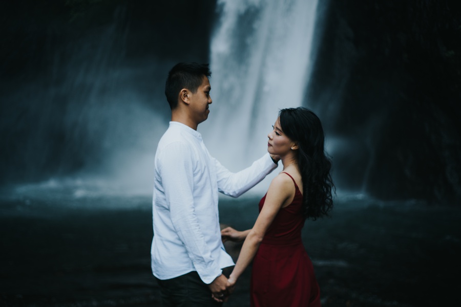 Bali Pre-Wedding Photoshoot At Lake Tamblingan, Munduk Waterfall and Tegal Wangi Beach by Hery  on OneThreeOneFour 5