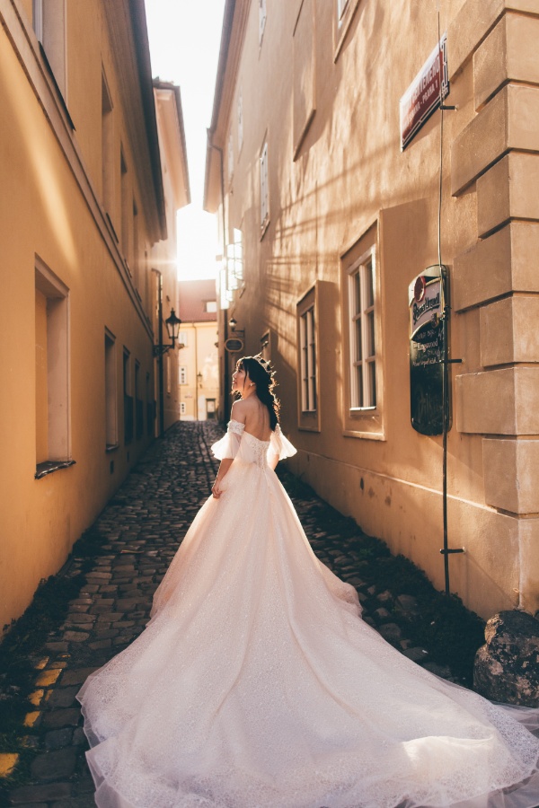 Czech Republic Prague Prewedding photoshoot at Old Town Square by Nika on OneThreeOneFour 19