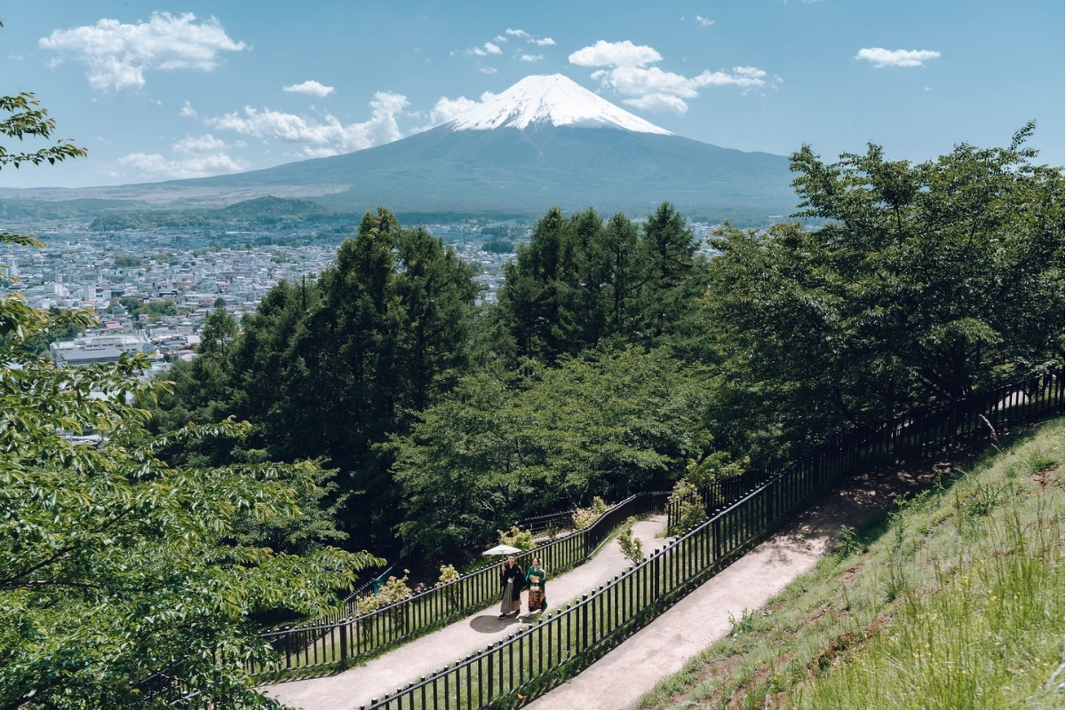 Tokyo Pre-Wedding Photoshoot with Chureito Pagoda, Lake Kawaguchiko, and Shinjuku by Dahe on OneThreeOneFour 7