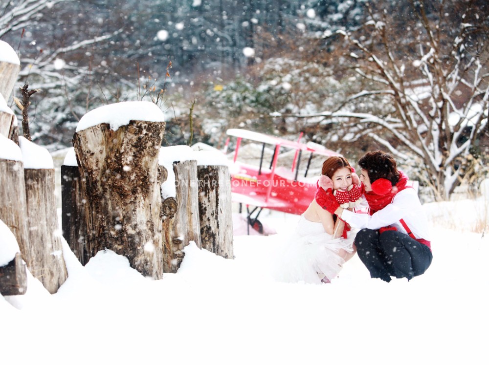 Korean Outdoor Winter Snow Scene Pre-Wedding Photography by ePhoto Essay Studio on OneThreeOneFour 8