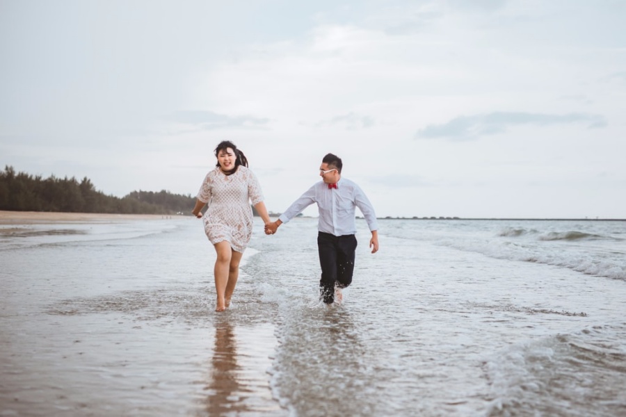 Hua Hin Pre-Wedding Photoshoot At Market, Mangrove Forest And Beach by Por  on OneThreeOneFour 13