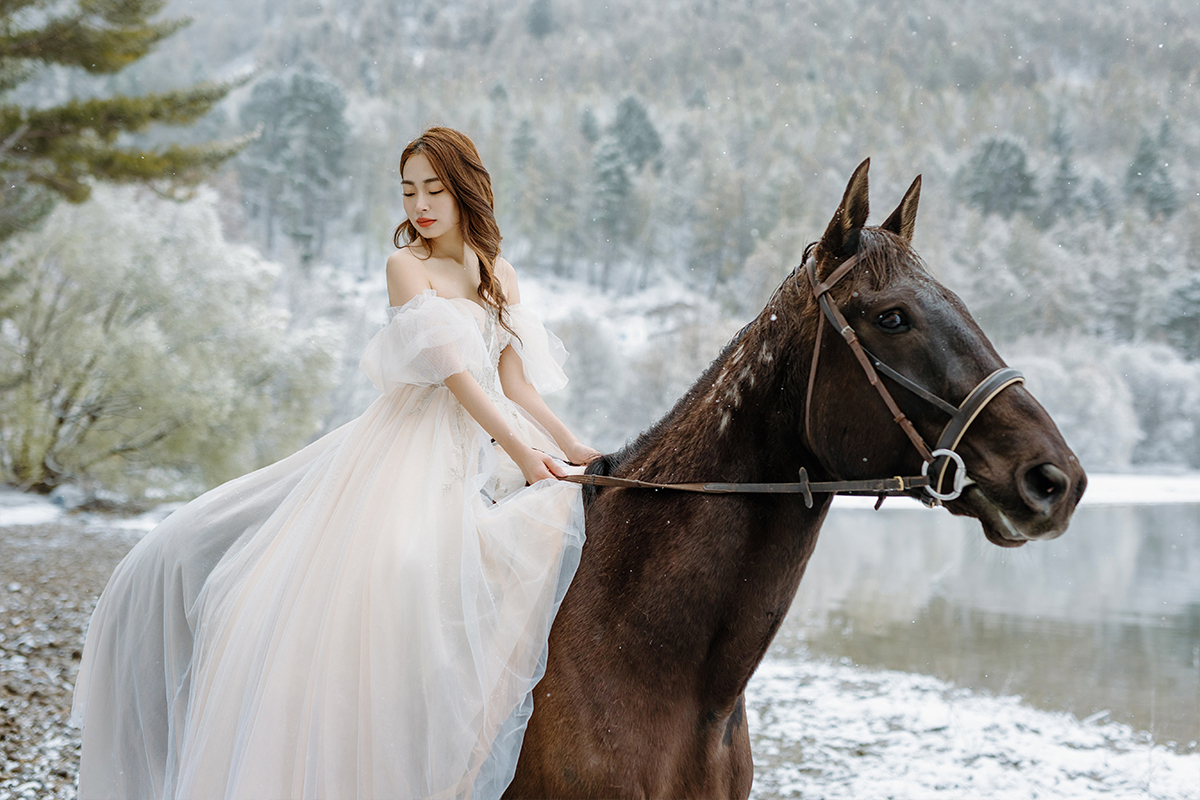 2-Day New Zealand Winter Fairytale Themed Pre-Wedding Photoshoot with Horse and Glaciers and Snow Mountains by Fei on OneThreeOneFour 13