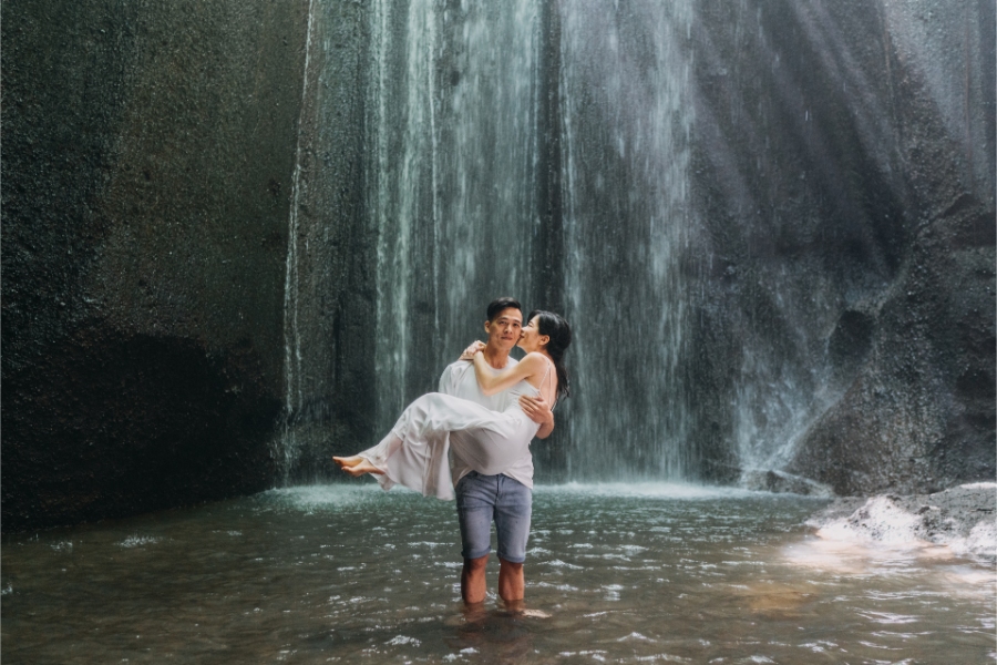 A&W: Bali Full-day Pre-wedding Photoshoot at Cepung Waterfall and Balangan Beach by Agus on OneThreeOneFour 30