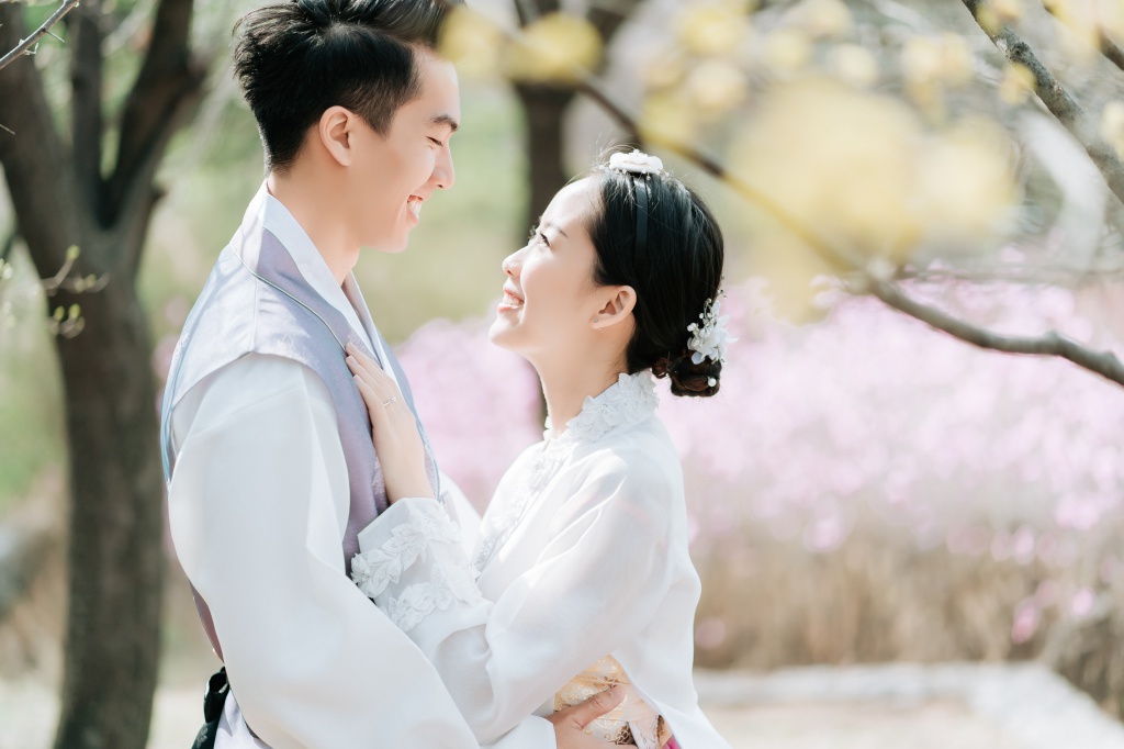 Korea Hanbok Pre-Wedding Photoshoot At Namsangol Hanok Village  by Jungyeol  on OneThreeOneFour 1