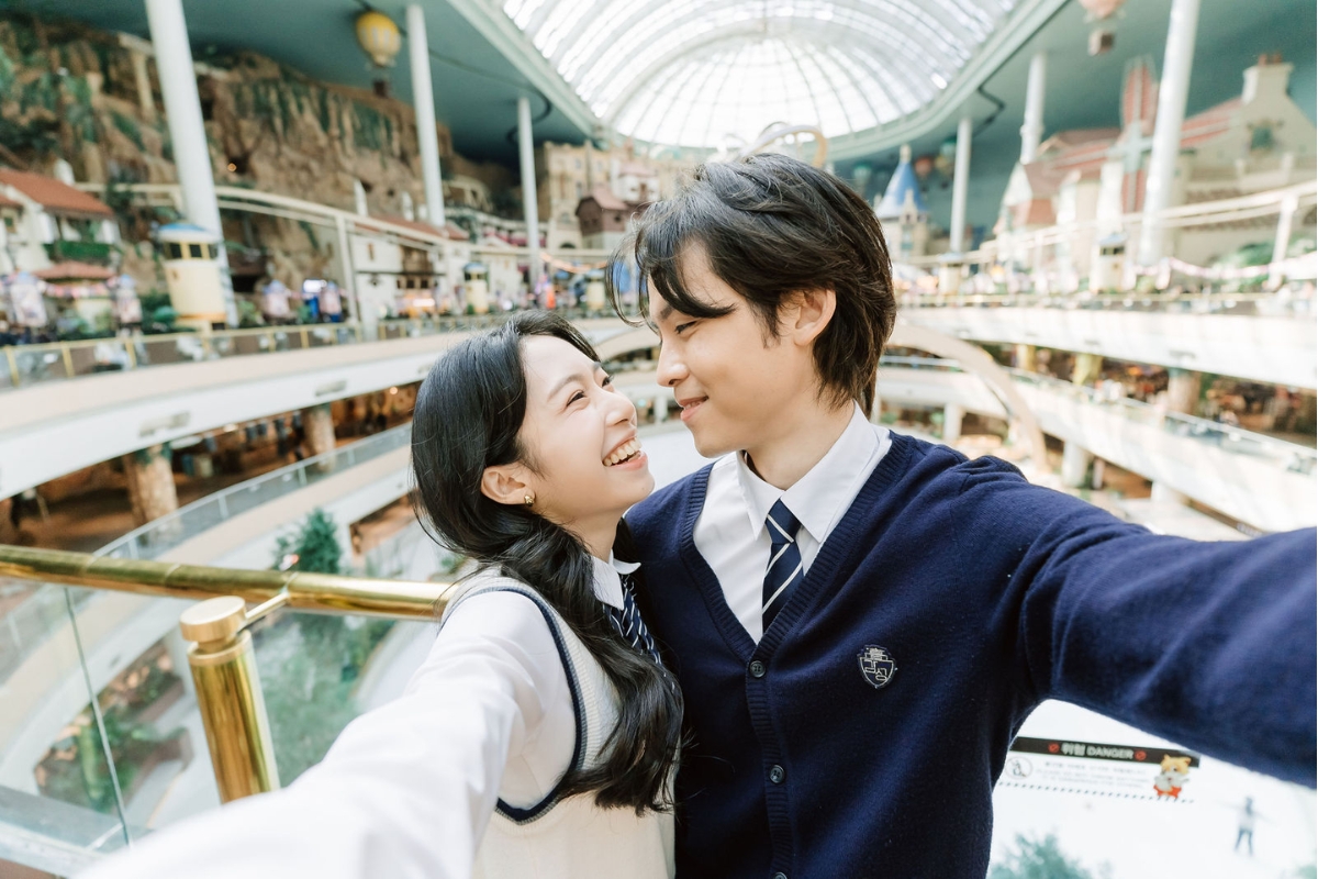 Seoul Autumn Pre-Wedding Photoshoot with Lotte World, Alpaca World, and Hongdae Streets by Jungyeol on OneThreeOneFour 12