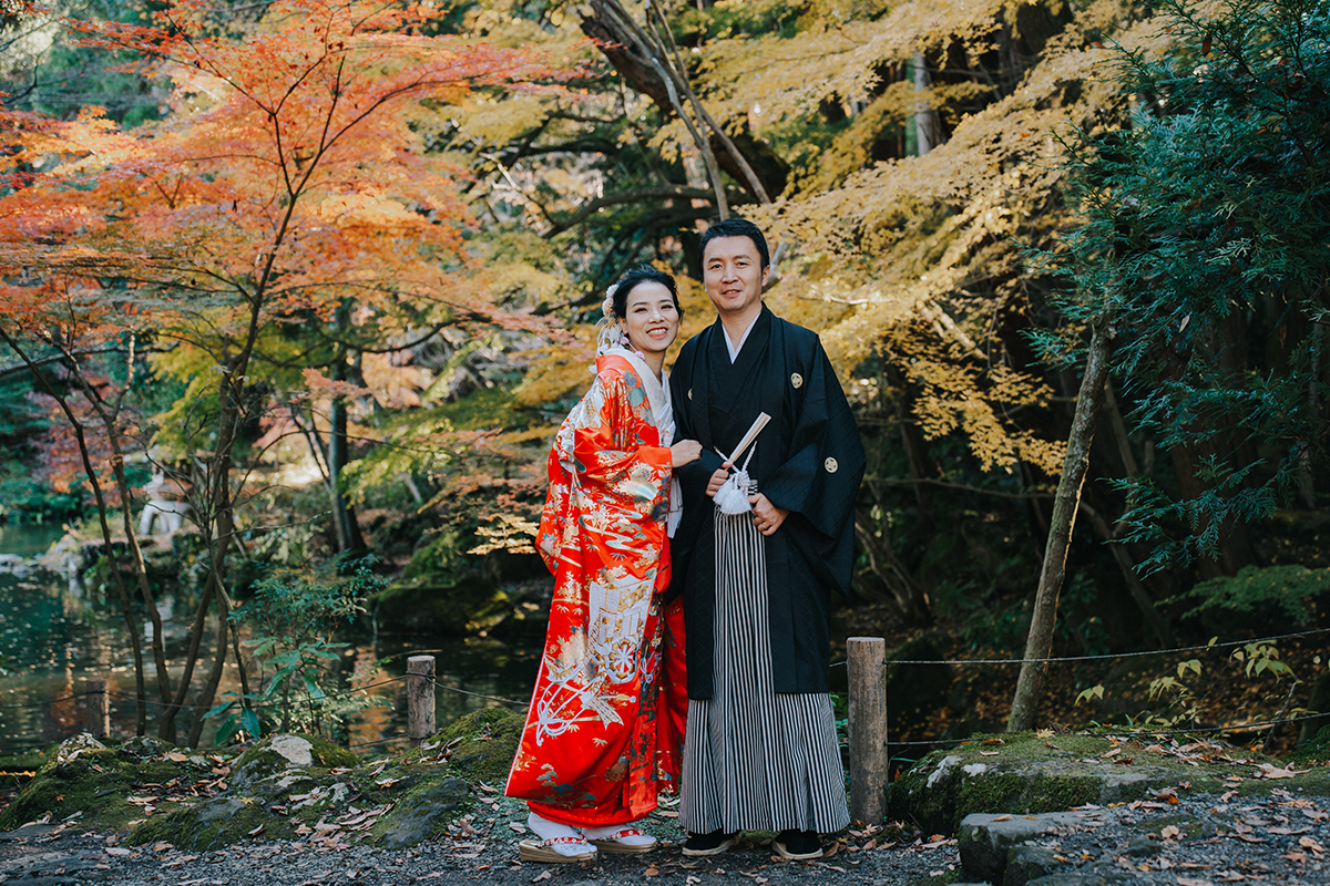 Japan Autumn Pre-Wedding Photoshoot in Tokyo with Maple Leaves by Cui Cui on OneThreeOneFour 6