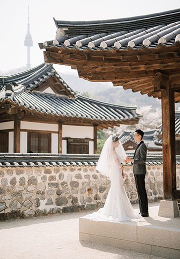 City in Bloom: Romantic Pre-Wedding Photoshoot Amidst Seoul's Blossoming Beauty