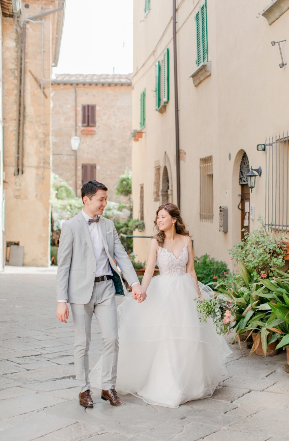 Italy Tuscany Prewedding Photoshoot at San Quirico d'Orcia  by Katie on OneThreeOneFour 6
