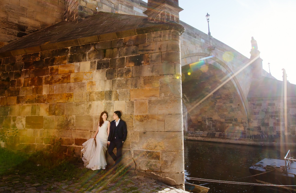 Pre-Wedding Photo in Prague At St. Vitus Cathedral And Mala Strana  by Jenny on OneThreeOneFour 12