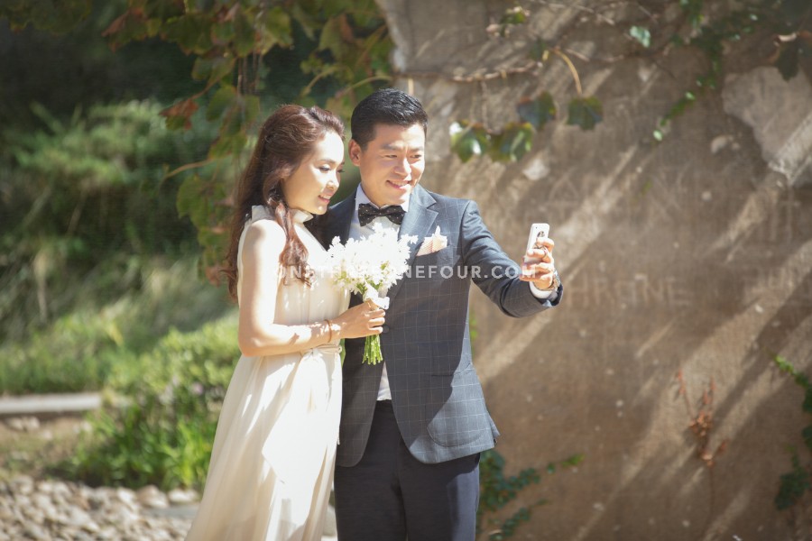 Gravity Studio Outdoor Park Pre-Wedding Photoshoot | Korean Studio Pre-Wedding by Gravity Studio on OneThreeOneFour 3