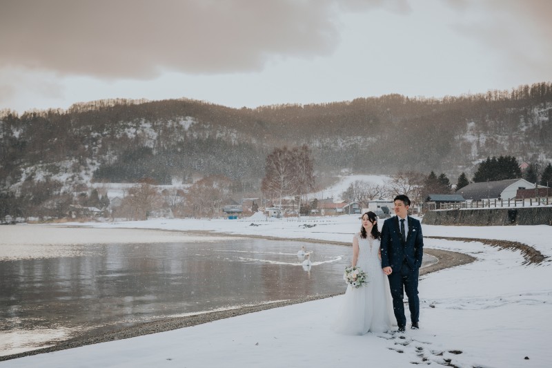 V & B: Magical snowy pre-wedding in Hokkaido at Lake Toya and Mt Yotei by Kuma on OneThreeOneFour 13
