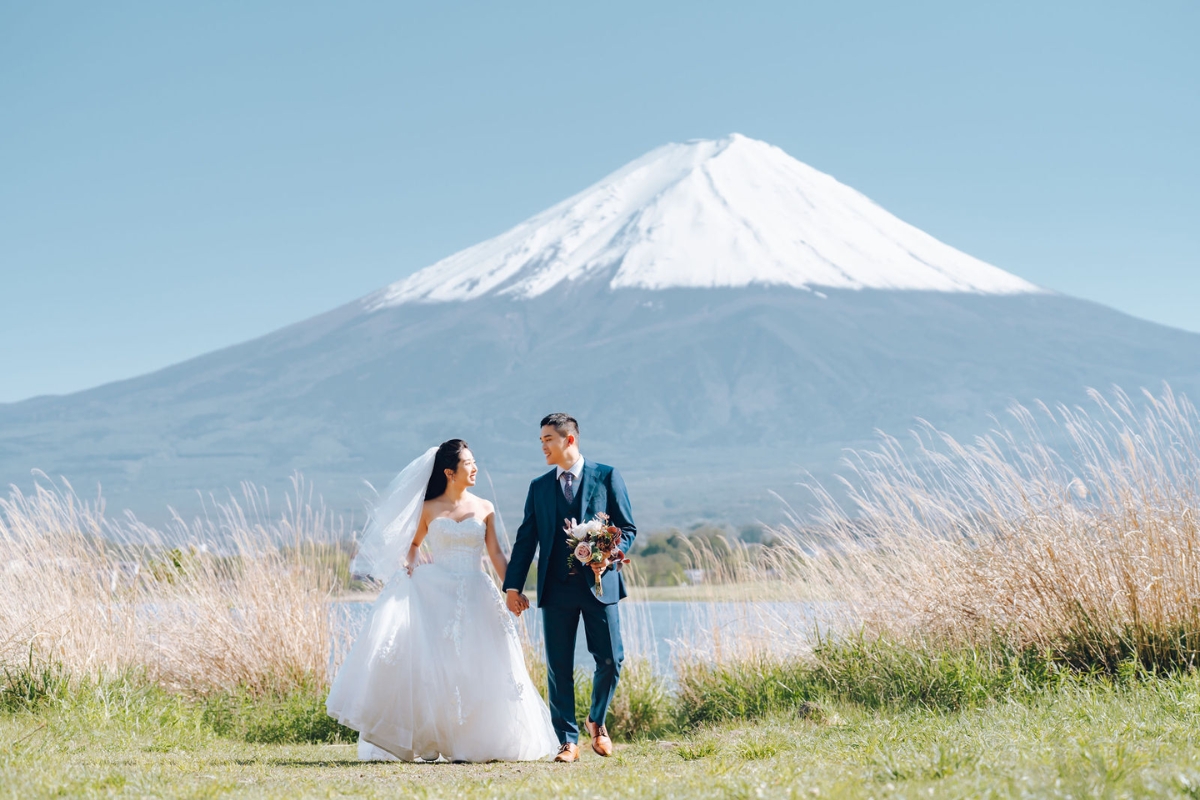 Tokyo Pre-Wedding Photoshoot with Chureito Pagoda, Lake Kawaguchiko, and Shinjuku by Dahe on OneThreeOneFour 19