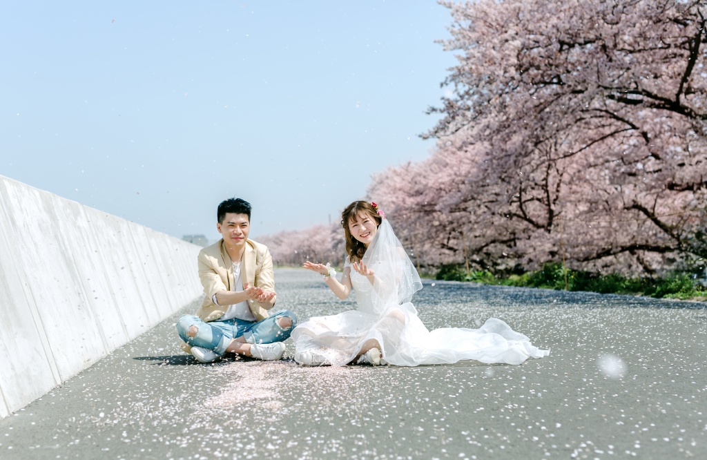 Japan Tokyo Pre-Wedding Photoshoot At The Park With Cherry Blossoms  by Jin on OneThreeOneFour 5