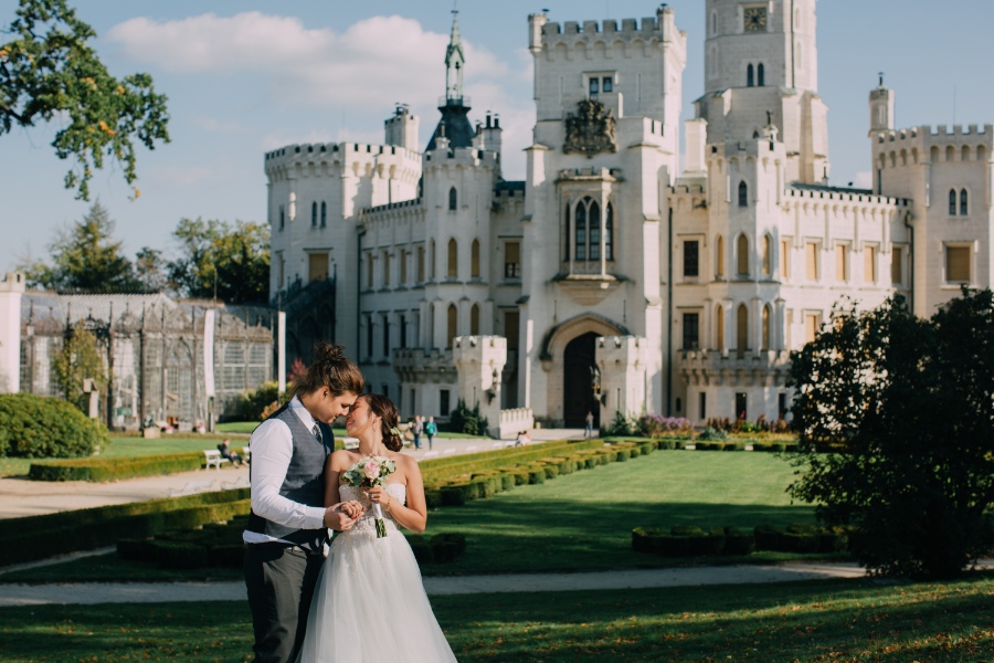 Prague Hluboká Castle Pre-wedding Photoshoot by Nika on OneThreeOneFour 27