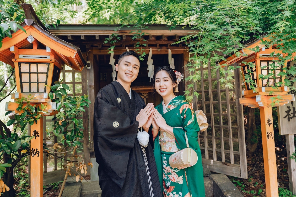 Tokyo Pre-Wedding Photoshoot with Chureito Pagoda, Lake Kawaguchiko, and Shinjuku by Dahe on OneThreeOneFour 6