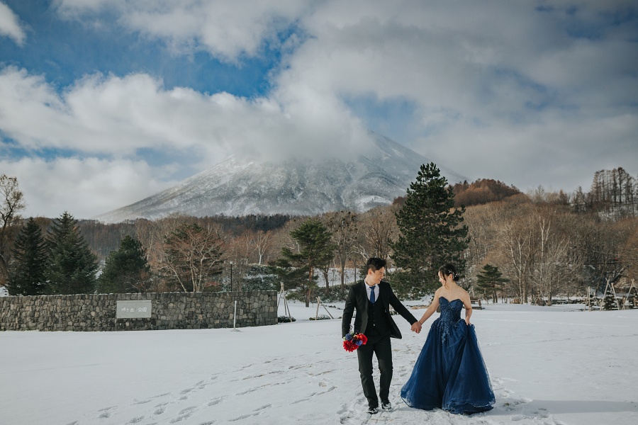 Japan Hokkaido Sapporo Fushimi Inari Shrine Winter Prewedding Photoshoot by Kuma on OneThreeOneFour 7
