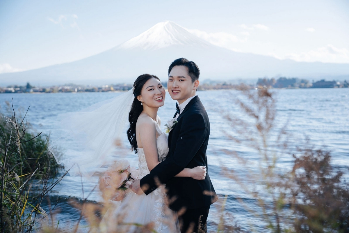 Tokyo Pre-Wedding Photoshoot with Chureito Pagoda, Lake Kawaguchiko, and Lake Yamanaka by Dahe on OneThreeOneFour 17