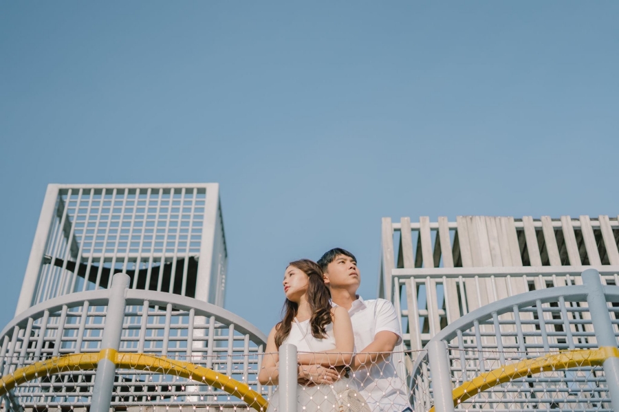 Singapore Casual Pre-Wedding Photoshoot At Neighbourhood Playground And Beach by Sheereen on OneThreeOneFour 4