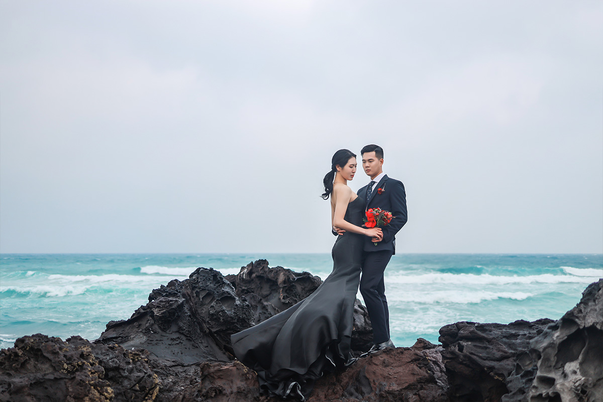 Captivating Moments: Pre-Wedding Photoshoot at Jeju Island's Isidore Farm, Famous Lone Tree, and Enchanting Beach by Byunghyun on OneThreeOneFour 6