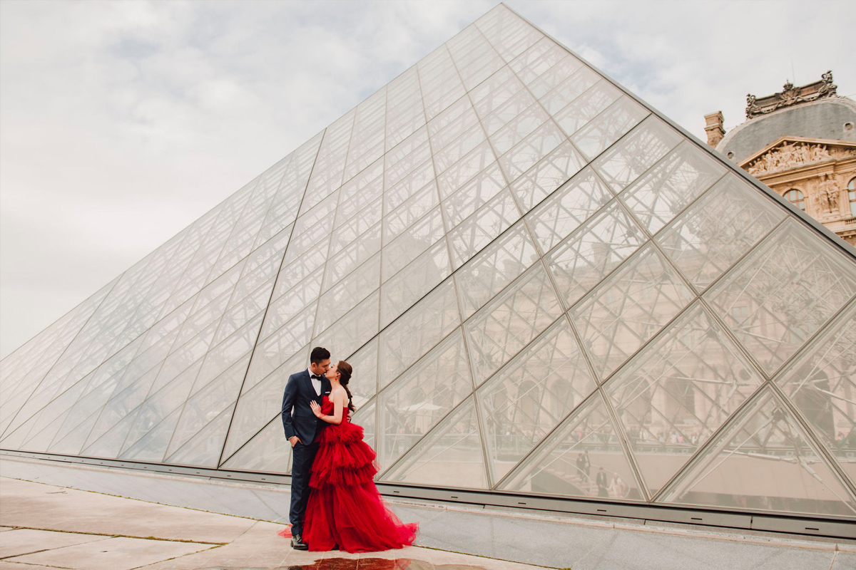 Springtime Romance: Paris Pre-Wedding Photoshoot | Eiffel Tower, Trocadero, Café, Louvre, Camoens Avenue, Bir Hakeim Bridge by Arnel on OneThreeOneFour 20