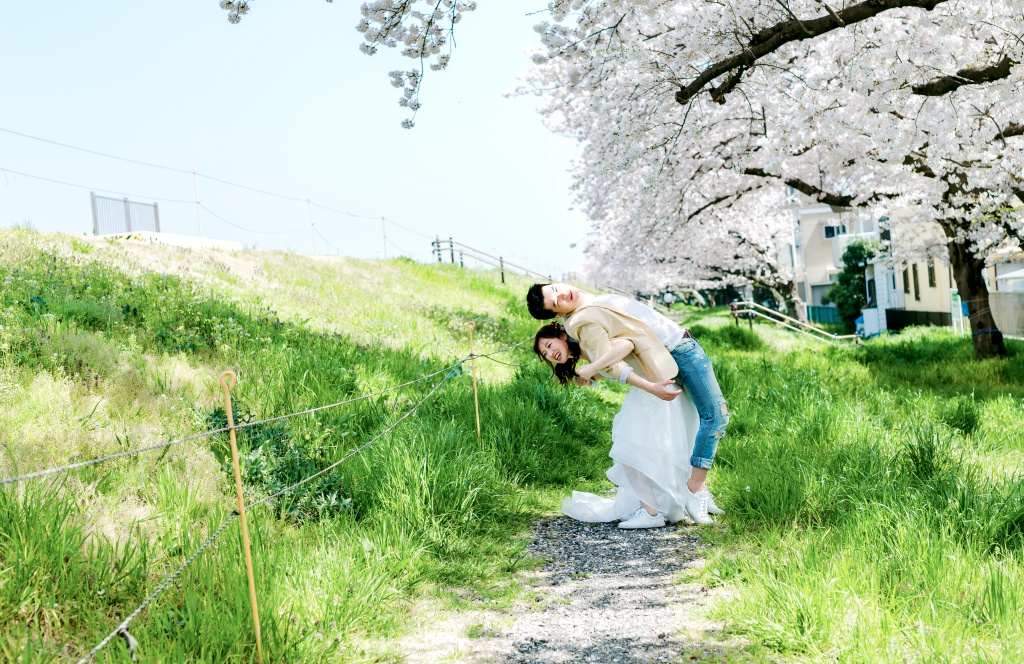 Japan Tokyo Pre-Wedding Photoshoot At The Park With Cherry Blossoms  by Jin on OneThreeOneFour 0