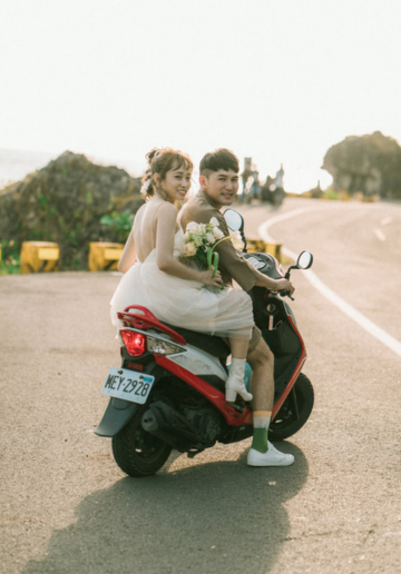 Taiwan Pre-Wedding Photoshoot Scooter Ride Sea Pier