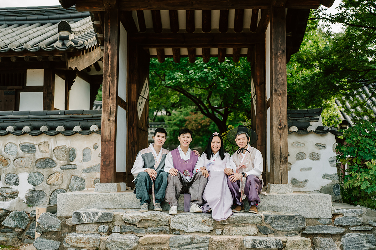 Korea Hanbok Family Photoshoot in Namsangol Hanok Village by Jungyeol on OneThreeOneFour 2