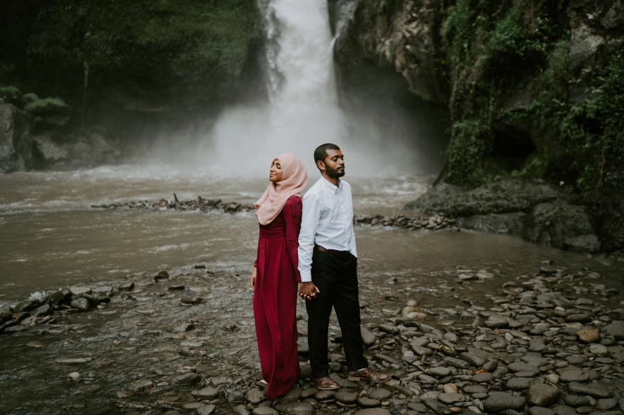 Bali Post-Wedding at Tegallalang Rice Terrace and Tegenungan Waterfall by Cahya on OneThreeOneFour 10