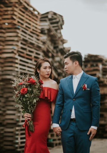 Malaysia Pre-Wedding Photoshoot At Old Streets And Sandy Beach In Johor Bahru