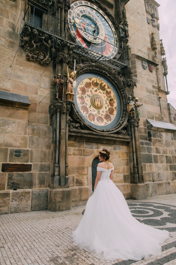 Prague Astronomical Clock Prewedding Photoshoot near Charles Bridge by Nika on OneThreeOneFour 2