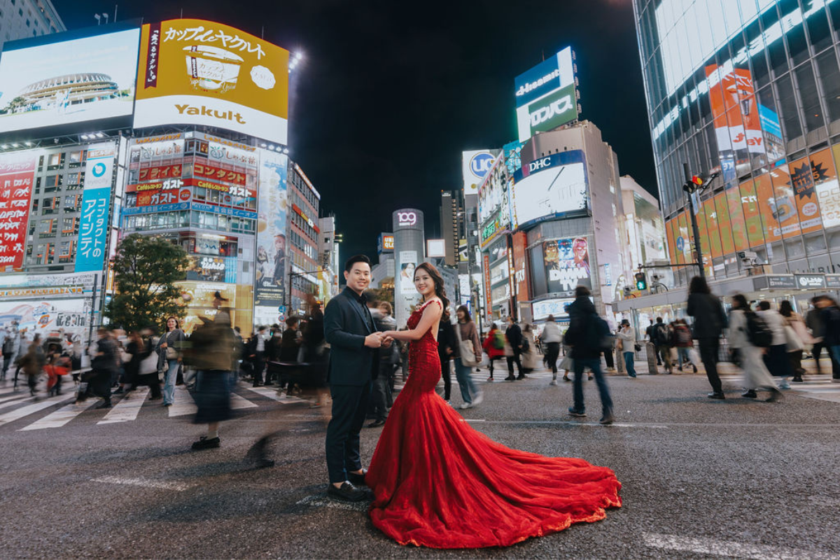 Singaporean Couple's Autumn Season Prewedding Photoshoot At Chureito Pagoda, Lake Kawaguchiko And Shibuya Crossing by Cui Cui on OneThreeOneFour 15