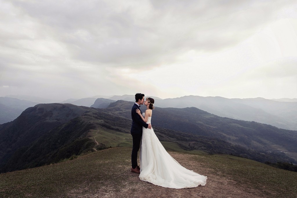 Pre-wedding Photoshoot in the Grasslands & Beaches, Taiwan | Bella ...